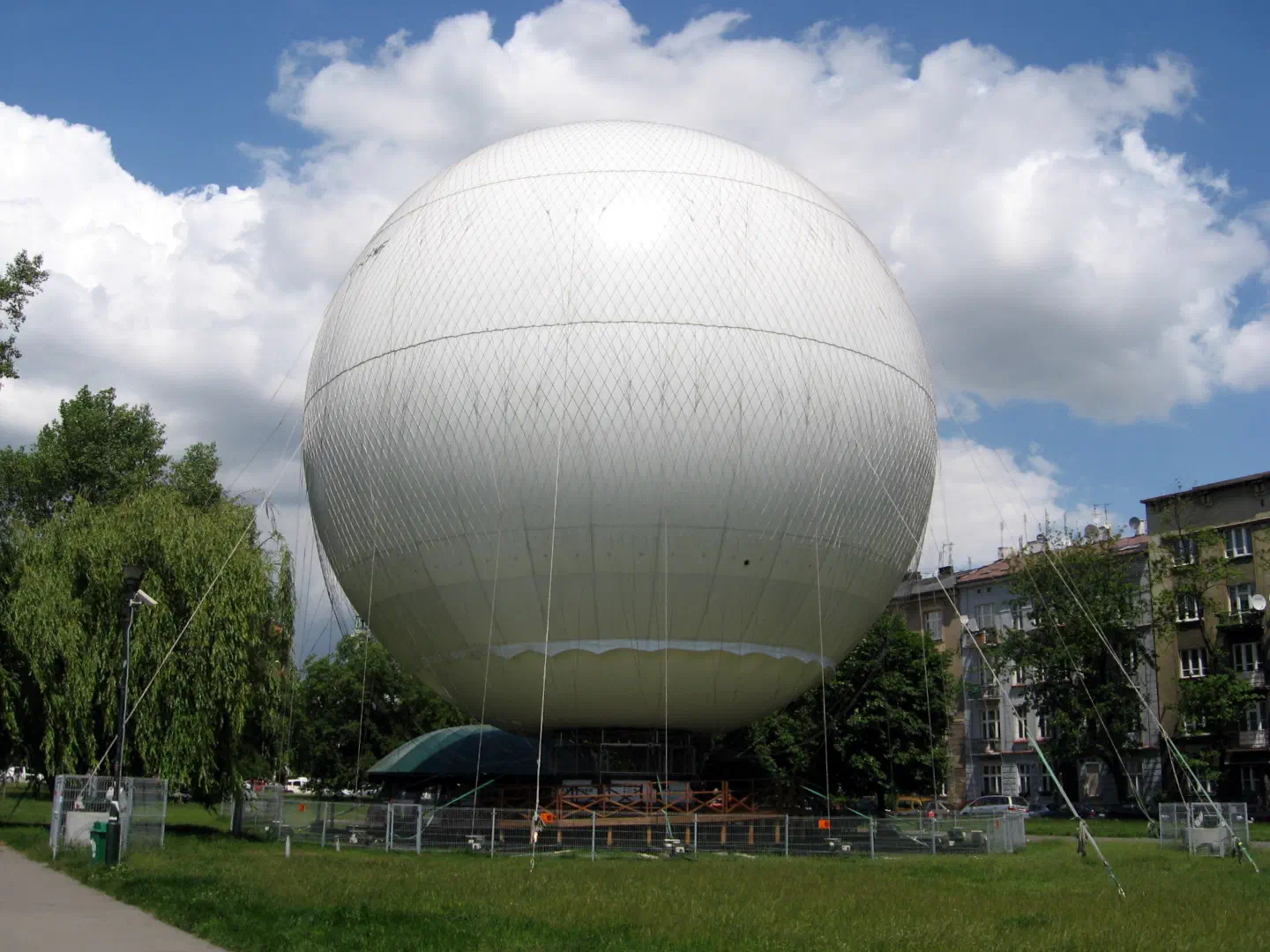 A tethered balloon. Credit Jong\u00adleur100.