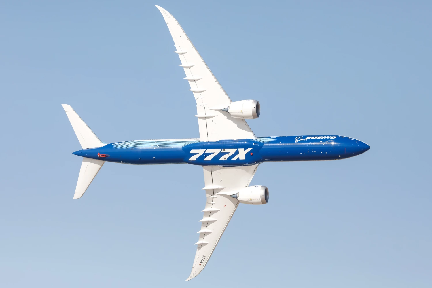 The Boeing 777X-9, a wide-body, long-range airliner. At the time of writing, the 777X is not yet in commercial operation. It features composite wings with folding wingtips. Its maximum takeoff weight is 365,100 kg. Photo credits Palácio do Planalto.