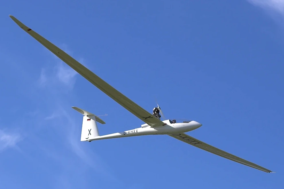 Schempp-Hirth Nimbus-4M, the single-seat version of the Nimbus 4, with stowaway engine deployed. The Rotax 535C 100LL powered two-stroke engine gives the Nimbus self-launching capabilities and produces 45 kW (60 hp). The Nimbus 4DM’s maximum take-off mass is 820kg. Photo credit Jürgen Lehle.