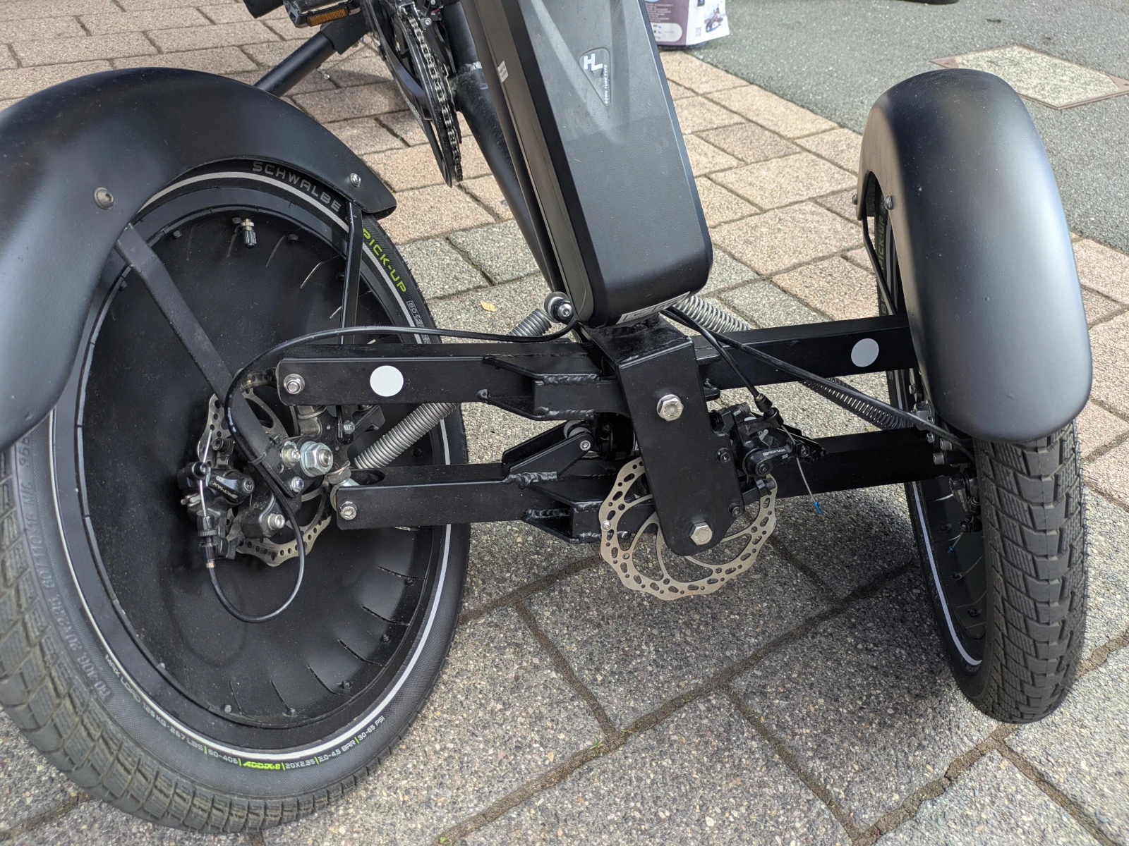 The Sunnyclist’s steering mechanism. Note the central disc brake, which is used to lock the vehicle in the upright position when stationary.